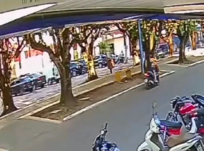 Vídeo registra gari sendo atropelada enquanto trabalhava na Avenida Parque, em Itacoatiara