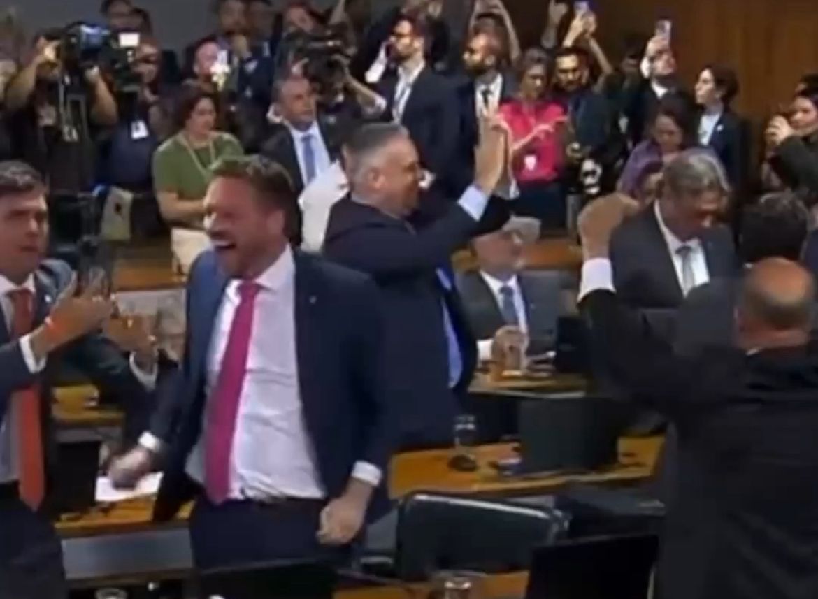 Oposição comemora derrota de Omar Aziz e vitória de Carlos Viana na CPMI do INSS