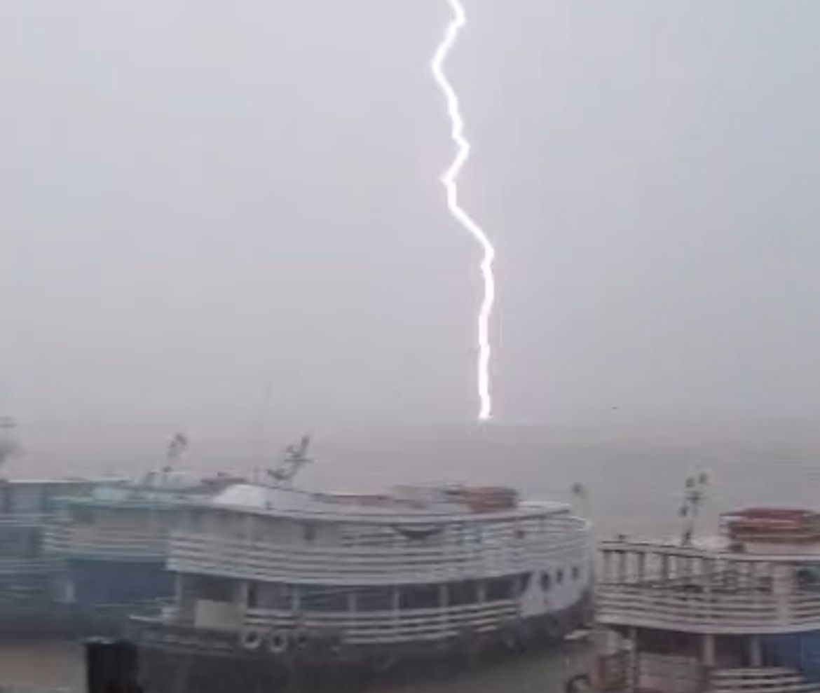 Vídeo mostra clarão de relâmpago atravessando o Rio Amazonas durante forte chuva em Itacoatiara