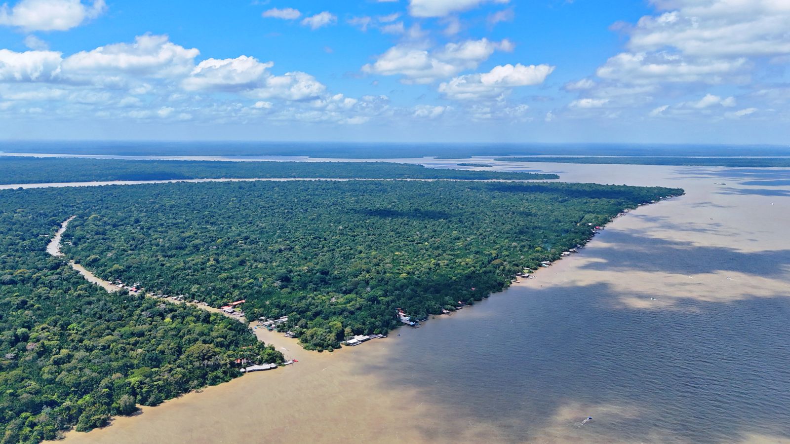 Cúpula dos Povos reúne milhares em Belém pela justiça climática durante a COP30