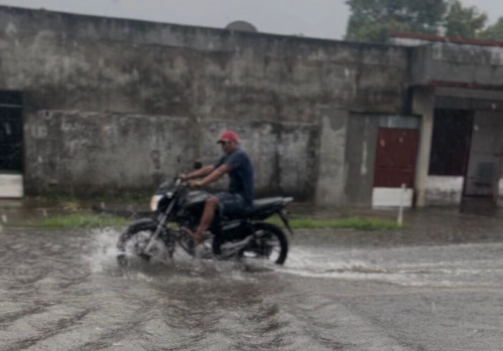 Forte chuva provoca alagamentos em ruas de Itacoatiara nesta quinta-feira (18)
