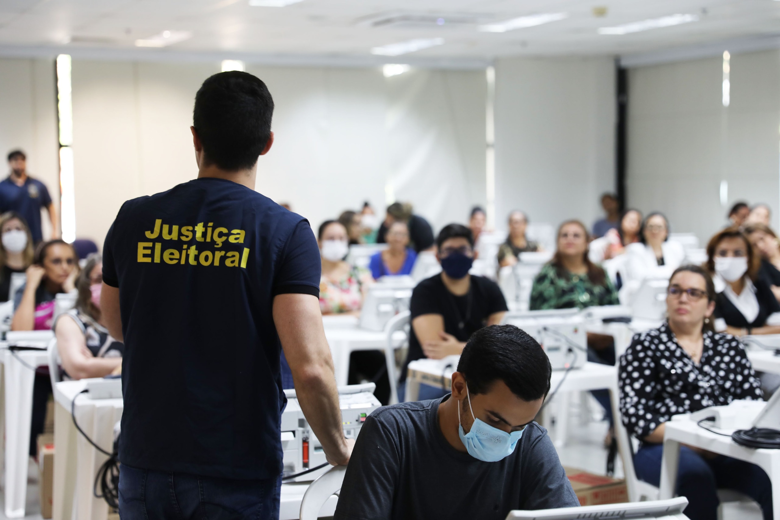 Eleitores em situação regular podem exercer a função de mesário