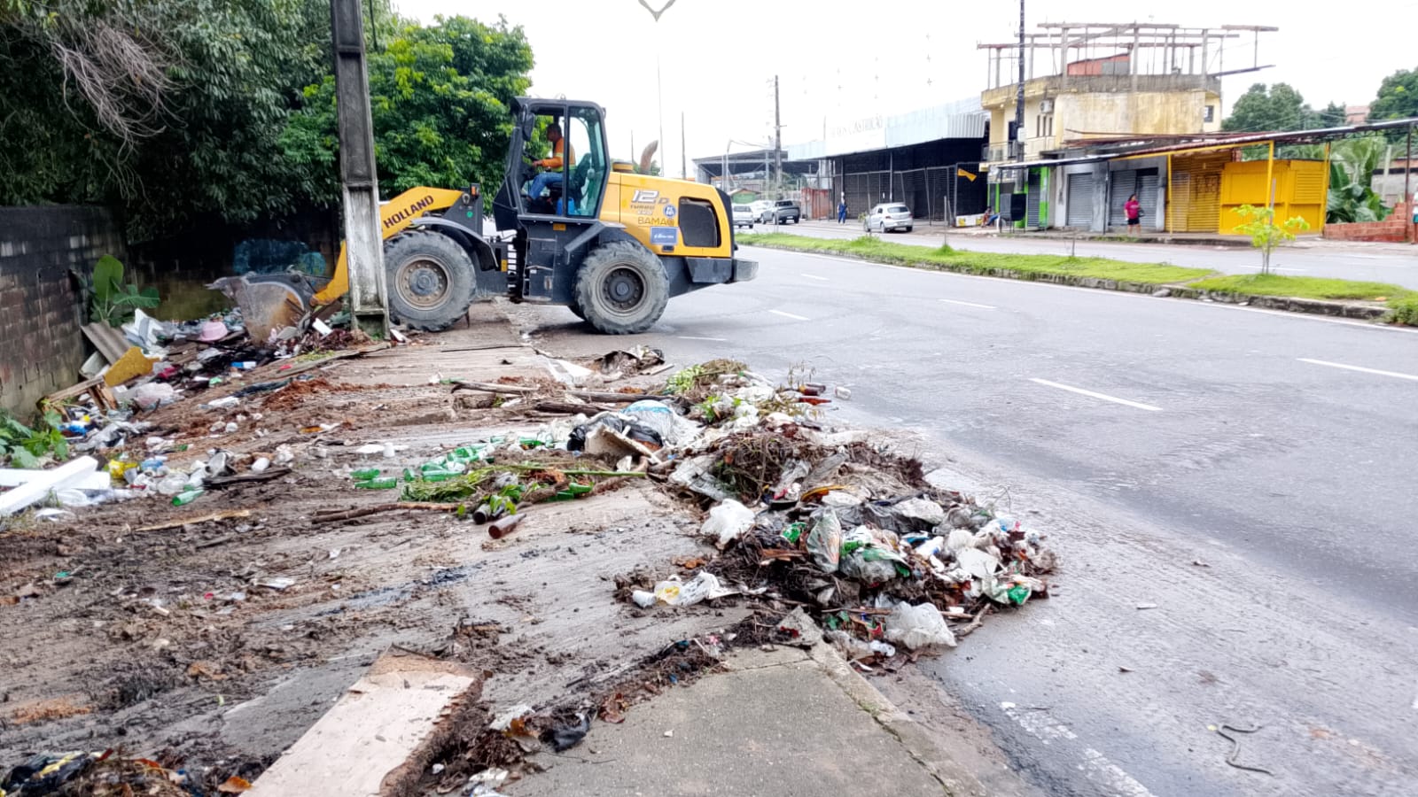 Prefeitura recolhe cerca de 500 toneladas de lixo e fortalece combate às lixeiras viciadas em Manaus