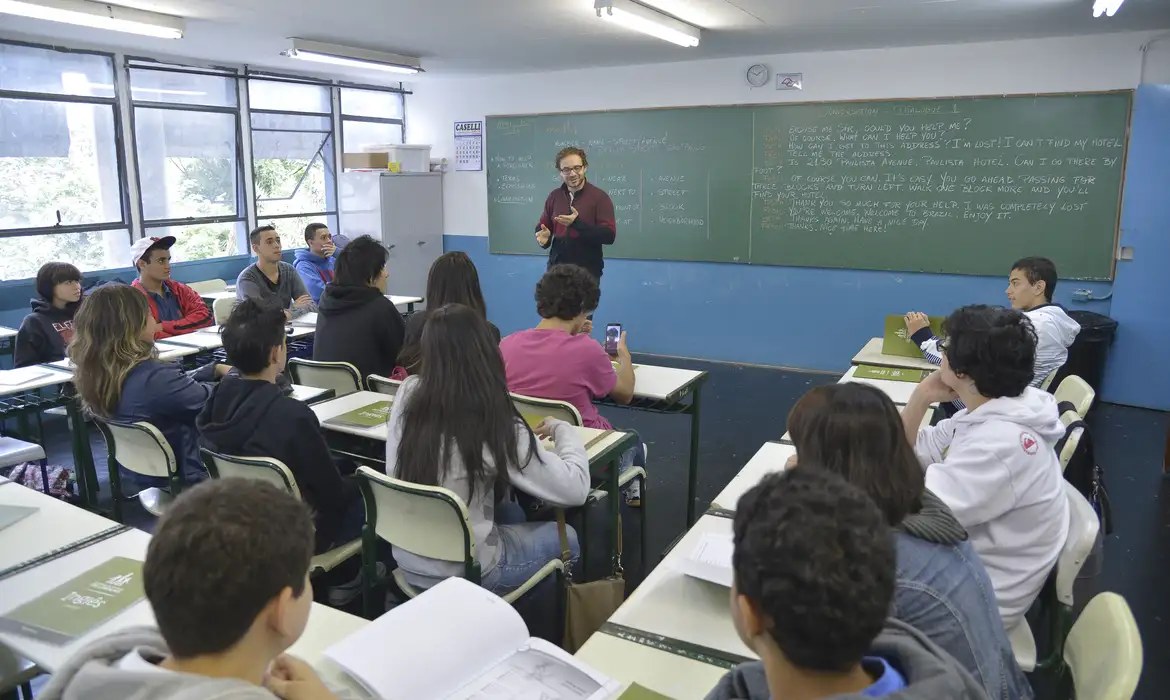 Piso dos professores tem reajuste de 5,4% e vai a R$ 5,1 mil em 2026 para quem trabalha 40h semanais