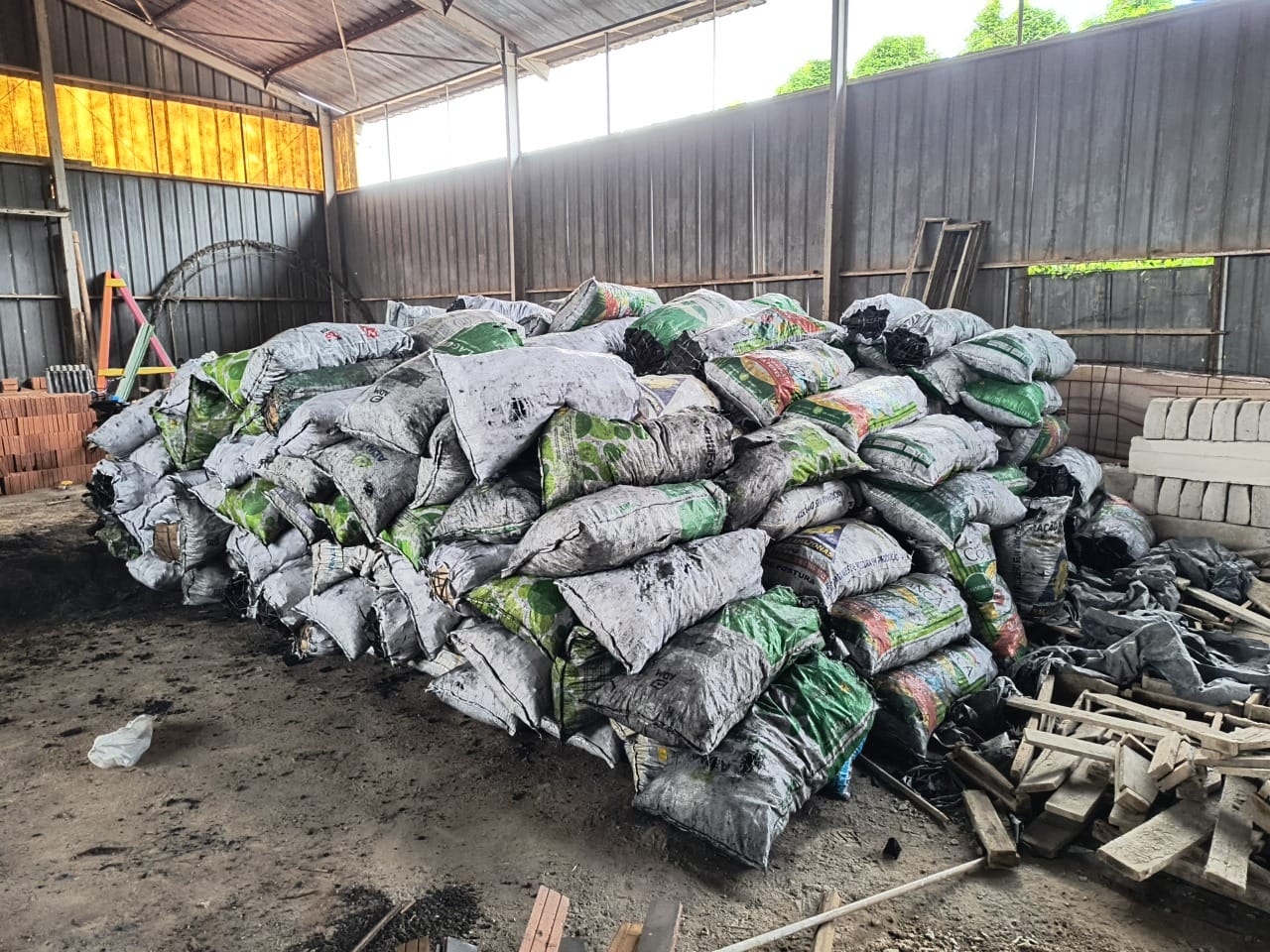 Operação do Ipaam apreende 524 sacas de carvão vegetal irregular em Itacoatiara