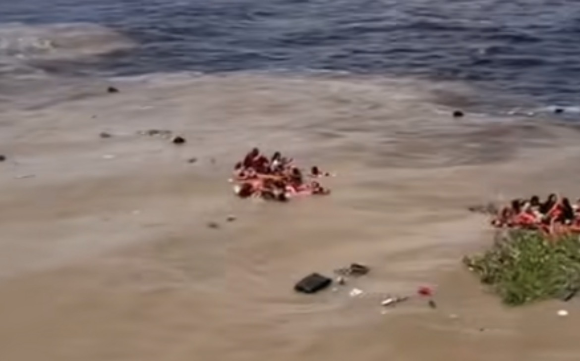 Lancha afunda no Encontro das Águas e deixa dezenas à deriva nos rios Negro e Solimões em Manaus