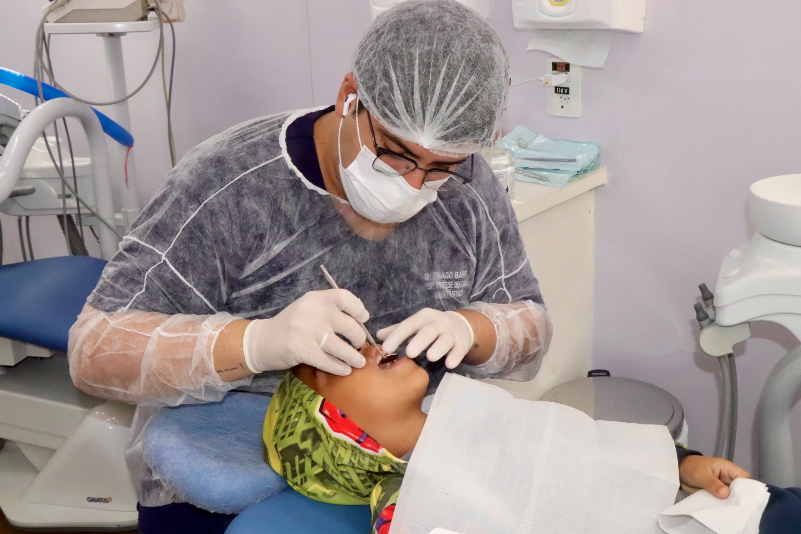 Crianças atendidas pelos CRAS participam de ação de saúde bucal na carreta odontológica da UEA