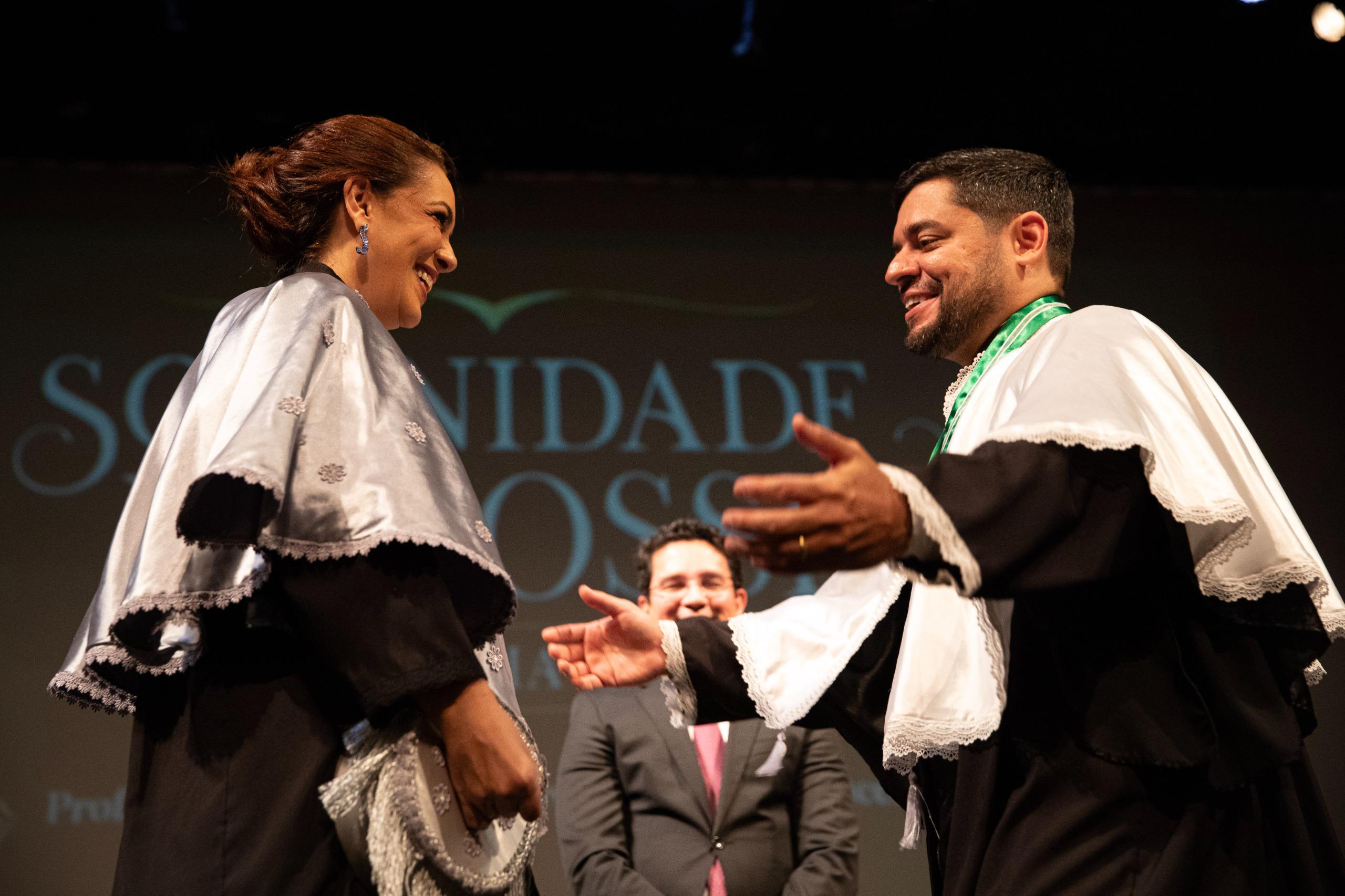 Em cerimônia, André Zogahib e Katia Couceiro são empossados nos cargos de reitor e vice-reitora da UEA