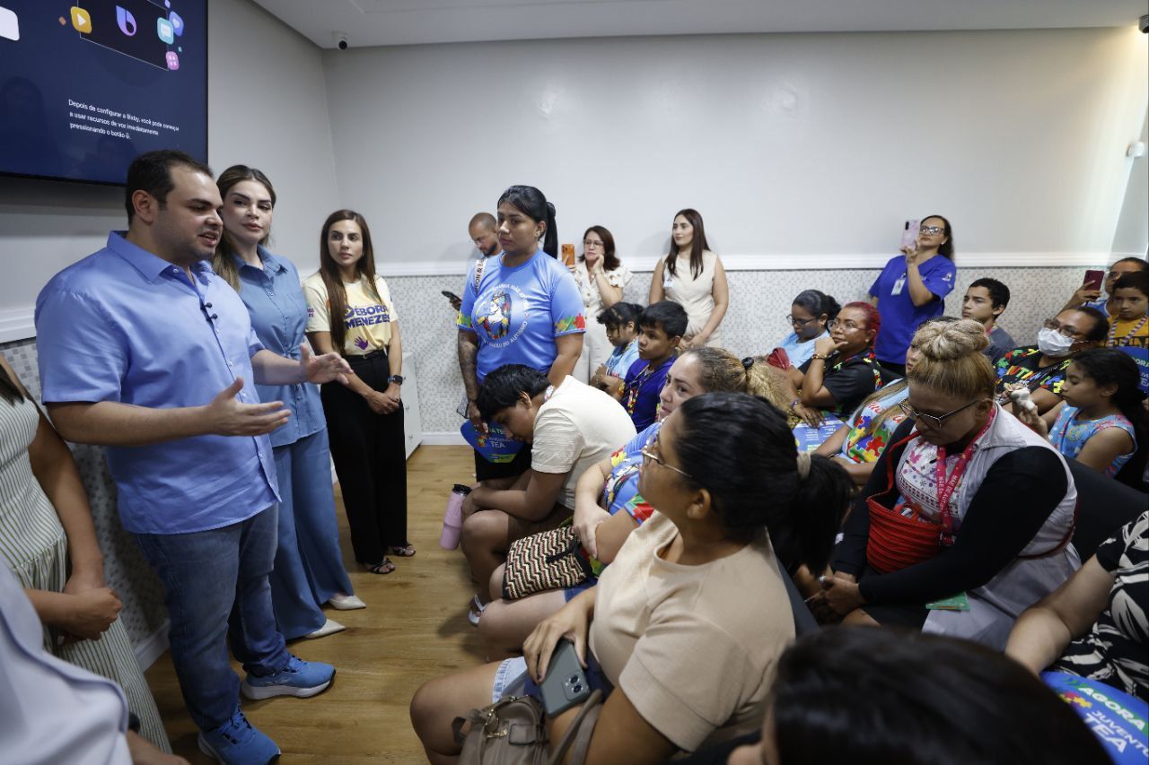 Roberto Cidade estreia no governo interino com entrega de centro para jovens com TEA no AM