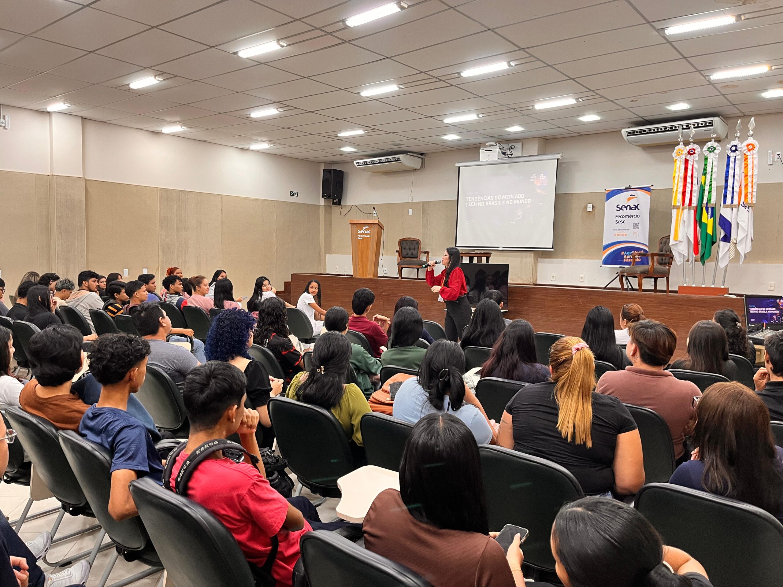 Senac Itacoatiara promove dia de conhecimento com Tech Talk e oficina de fotografia corporativa