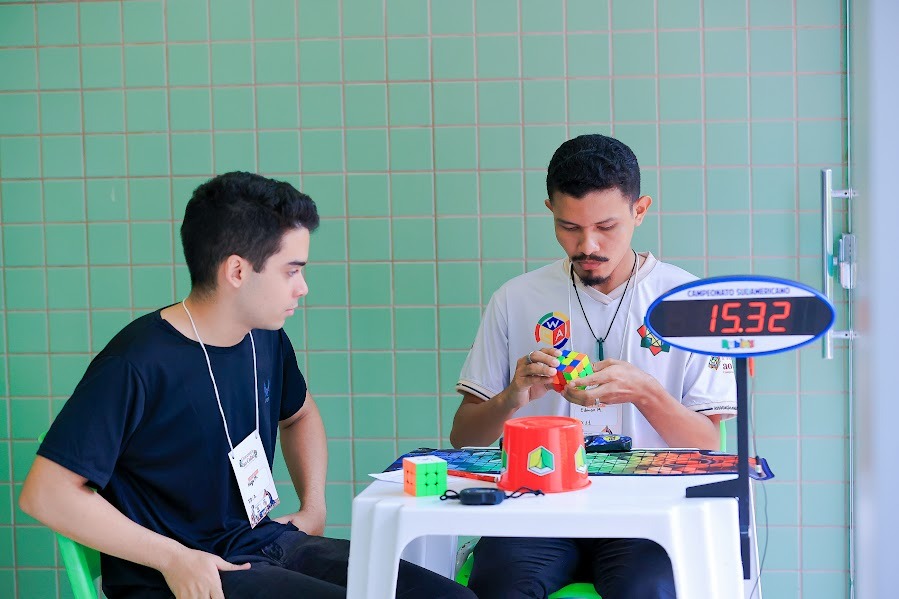 Campeonato de cubo mágico chega ao Shopping Ponta Negra neste fim de semana