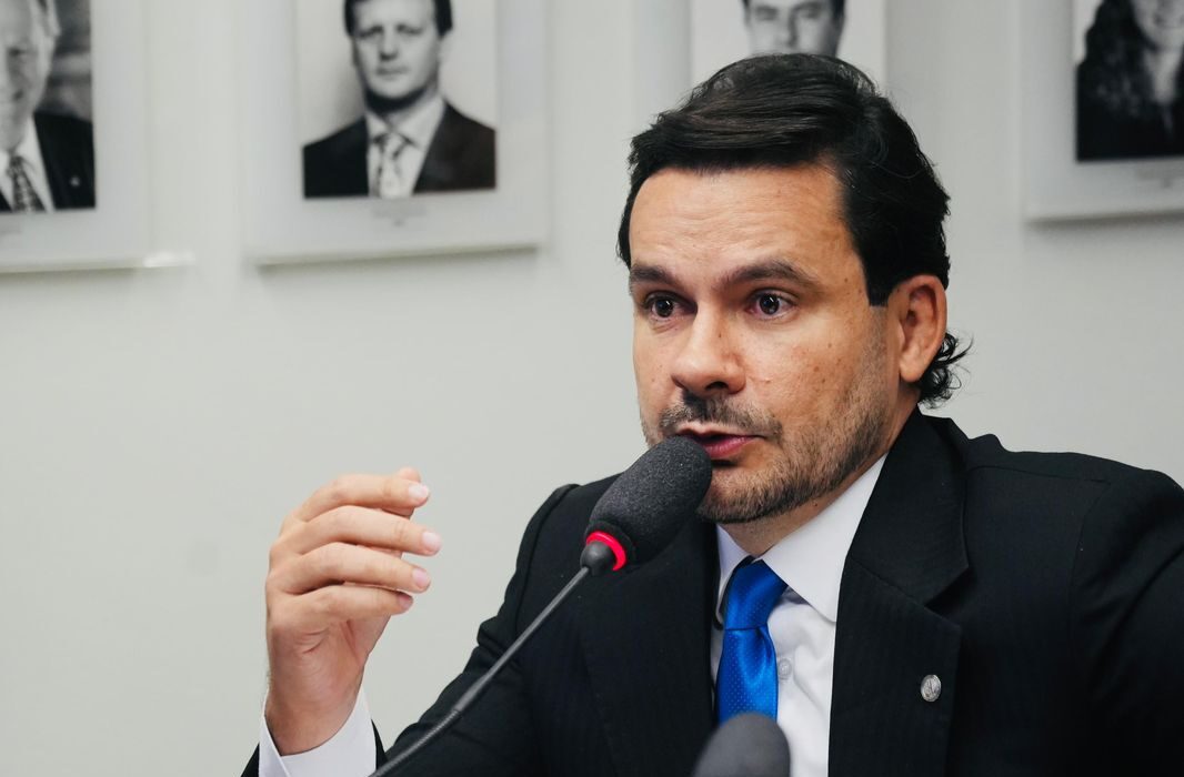 Capitão Alberto Neto defende redução da maioridade penal na CCJC