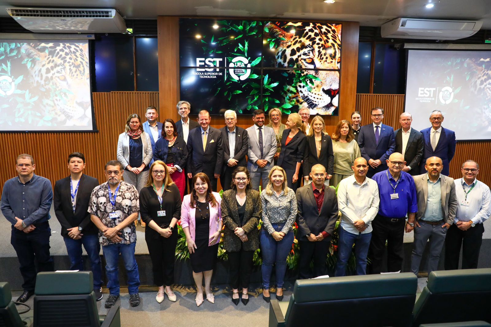Embaixadores da União Europeia conhecem iniciativas de inovação e sustentabilidade da UEA