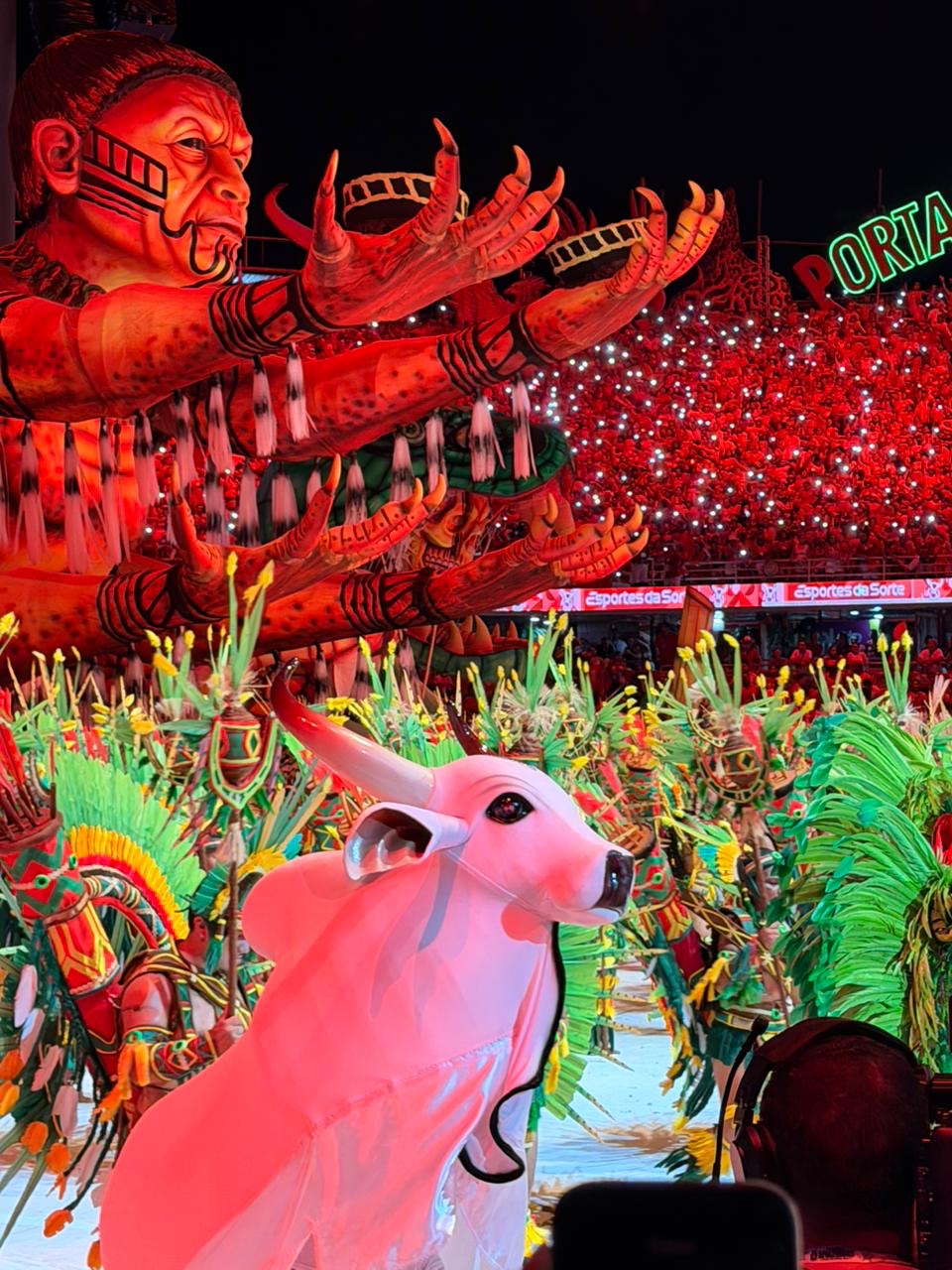 Caprichoso e Garantido abrem o 59º Festival de Parintins com grandes espetáculos na arena