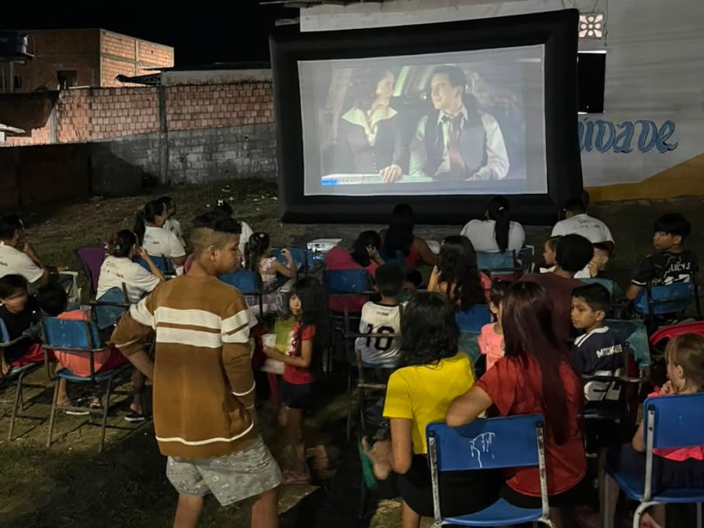 Projeto percorre o Rio Madeira para ampliar o acesso ao cinema em comunidades amazônicas
