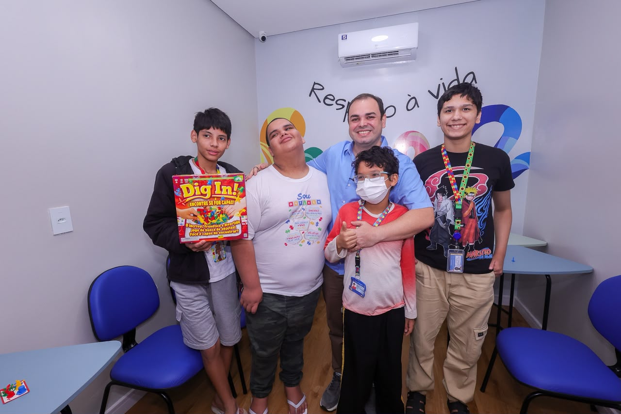 Para cuidar de autistas e suas famílias, Roberto Cidade anuncia criação da Secretaria da Causa TEA