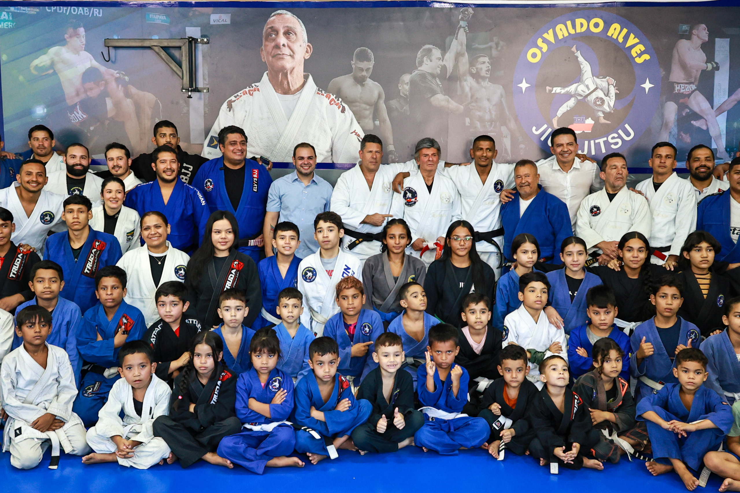 Governador Roberto Cidade visita projeto esportivo que atende crianças e adolescentes no Coroado