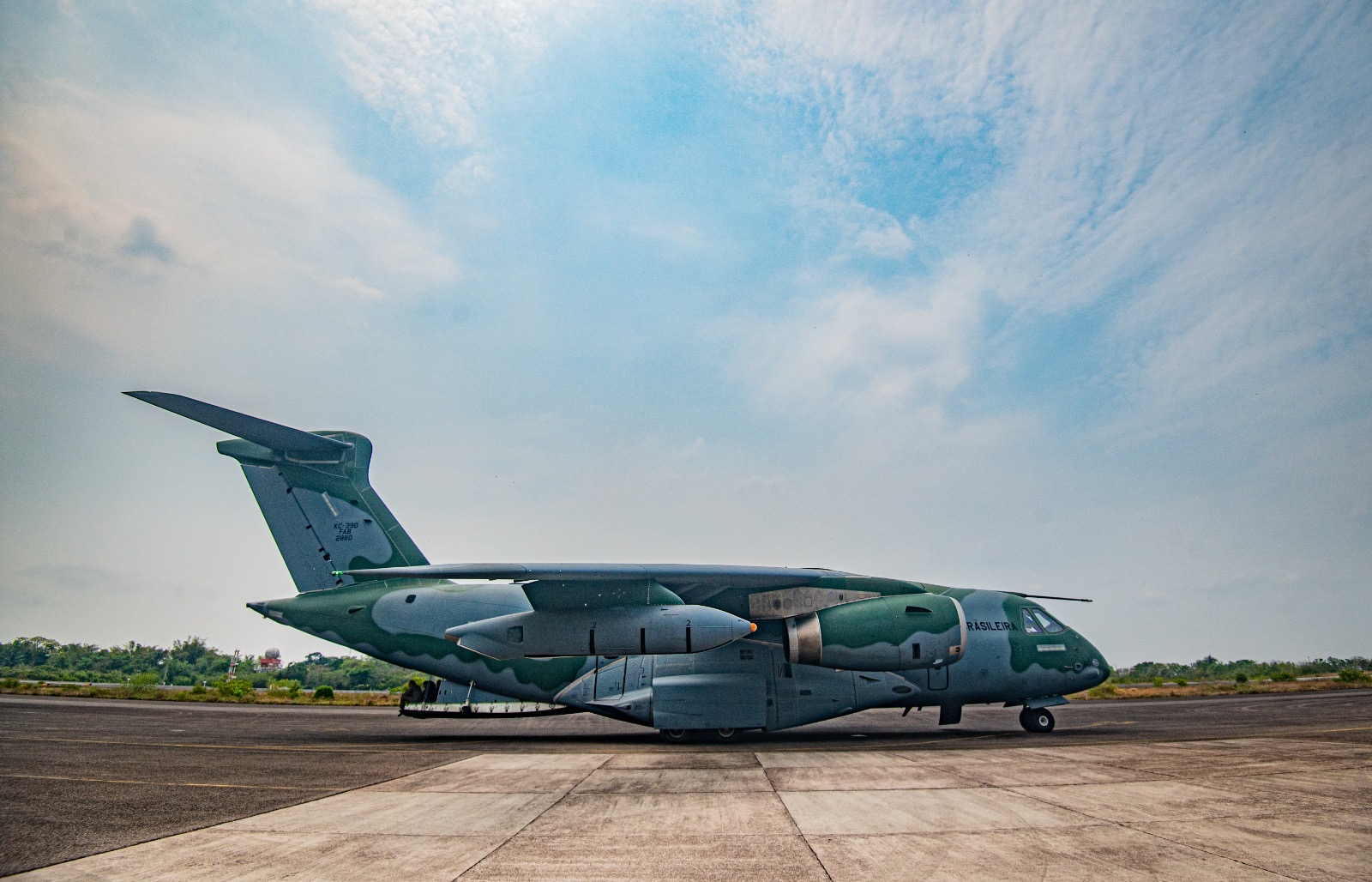 Chuva artifical: Avião KC-390 possui tecnologia de lançamento de água sobre incêndios florestais.