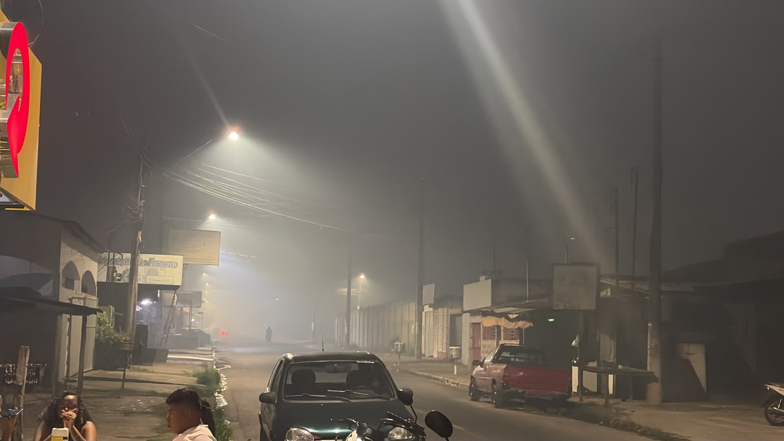 Fumaça de queimadas toma conta de Itacoatiara durante noite