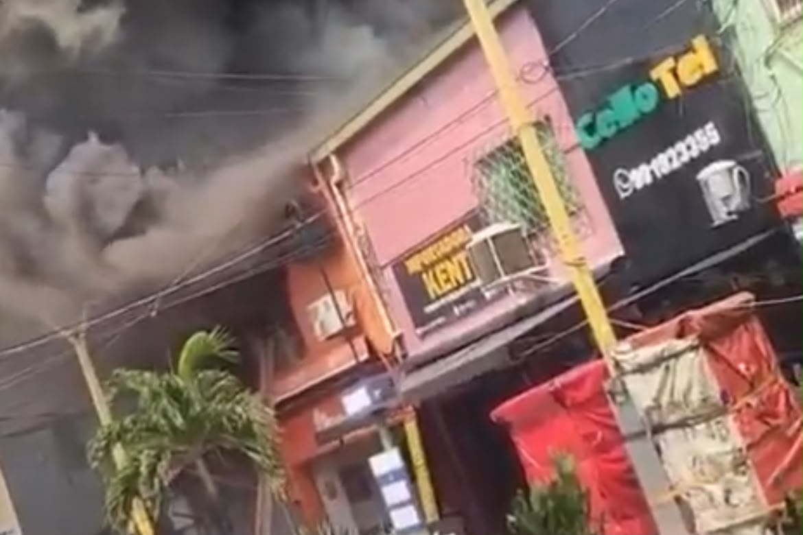 Incêndio de grandes proporções atinge região central de Manaus nesta quinta-feira (15)