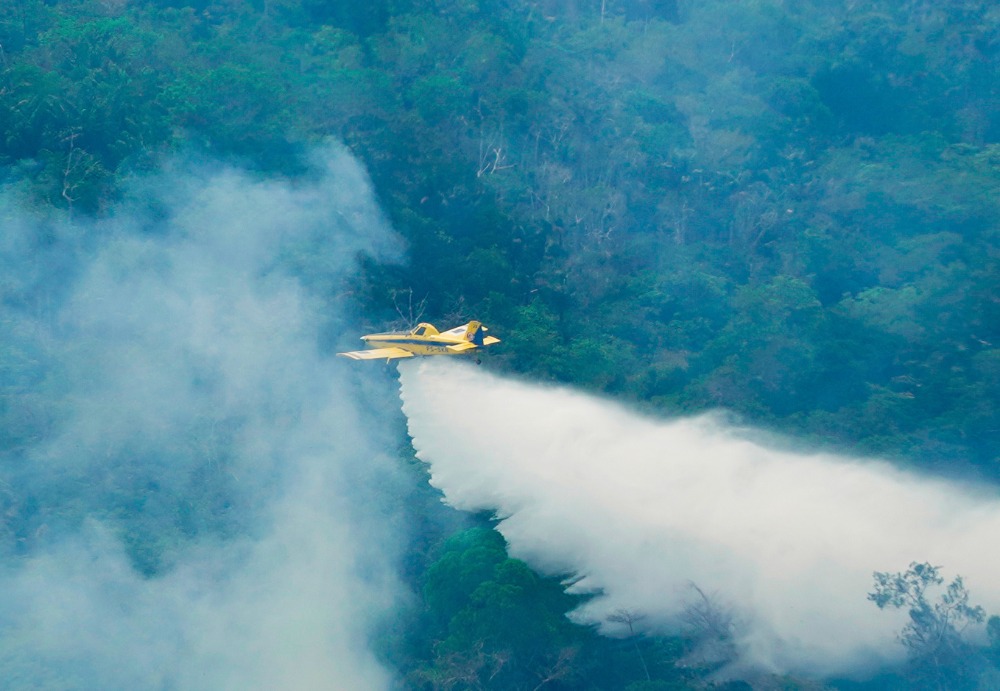 Aeronaves federais lançam mais de 1 milhão de litros de água no combate aos incêndios no Amazonas