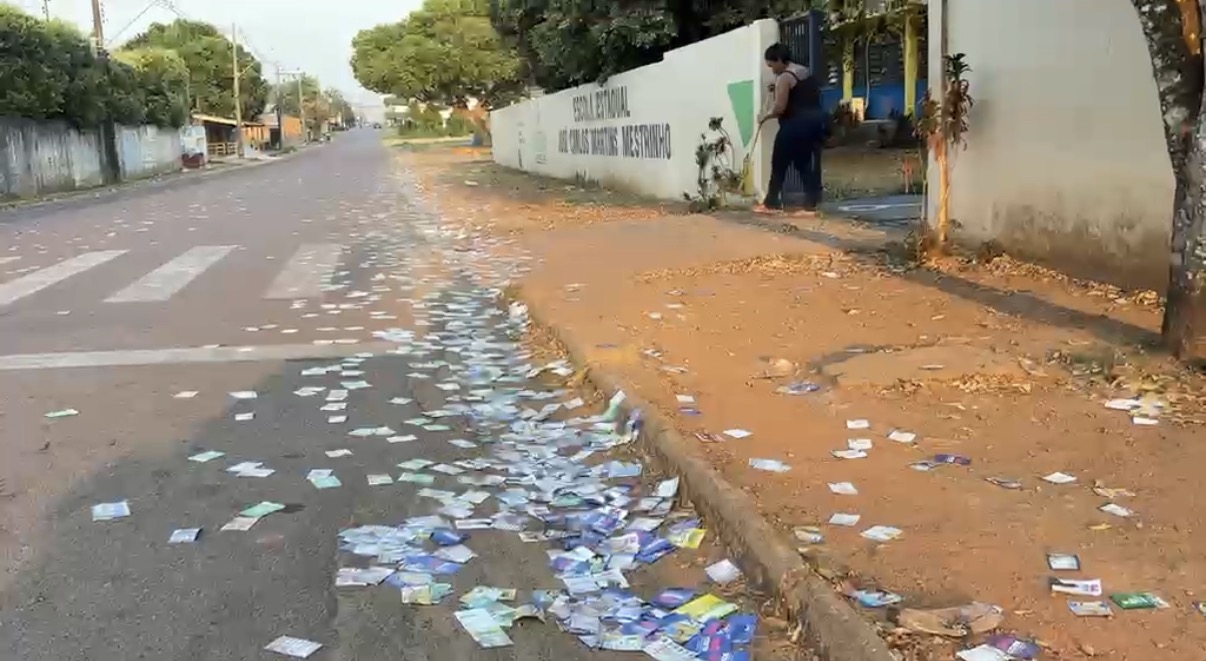 Santinhos são espalhados em frente a locais de votação em Itacoatiara neste domingo